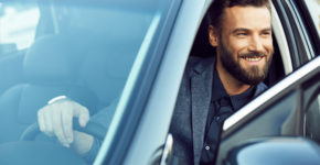 Jeune avocat à bord de sa voiture (Istock)