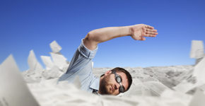 Homme en train dans une piscine de papiers (Istock)