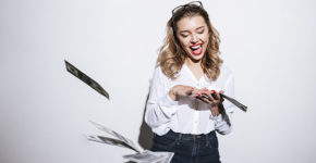 Stagiaire fortunée qui jettent des billets (iStock)