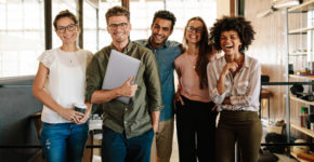 Equipe jeune de travail qui sourient