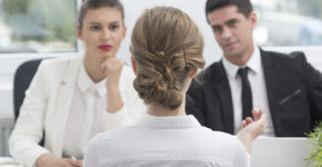 Jeune femme en train de passer un entretien (Istock)