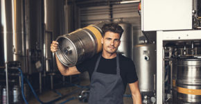 Brasseur portant un fut de bierre (Istock)