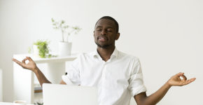 Homme en train de souffler pour éviter de stresser (Istock)