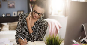 Jeune femme en train de travailler depuis chez elle (Istock)