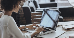 Femme sur son ordinateur (Istock)