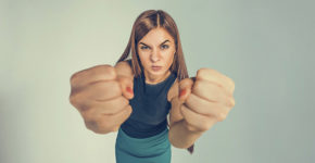 Jeune femme en train de serrer les poings (Istock)